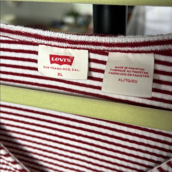 Women’s Levi Button Up Top. Size XL. Runs small. Stretch. - Picture 3 of 5